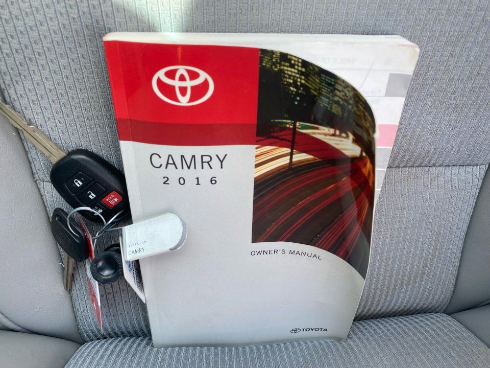 Used 2016 Toyota Camry SE image 38