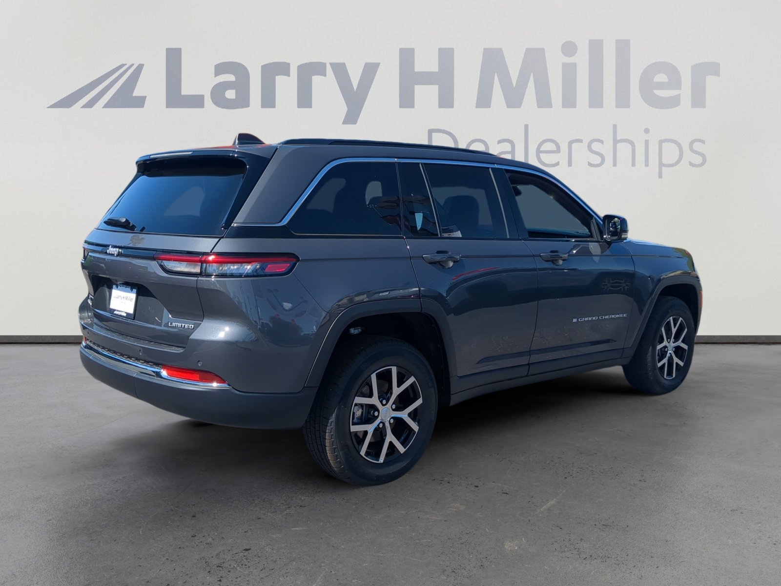 New 2025 Jeep Grand Cherokee Limited w/ Trailer Tow Package image 5