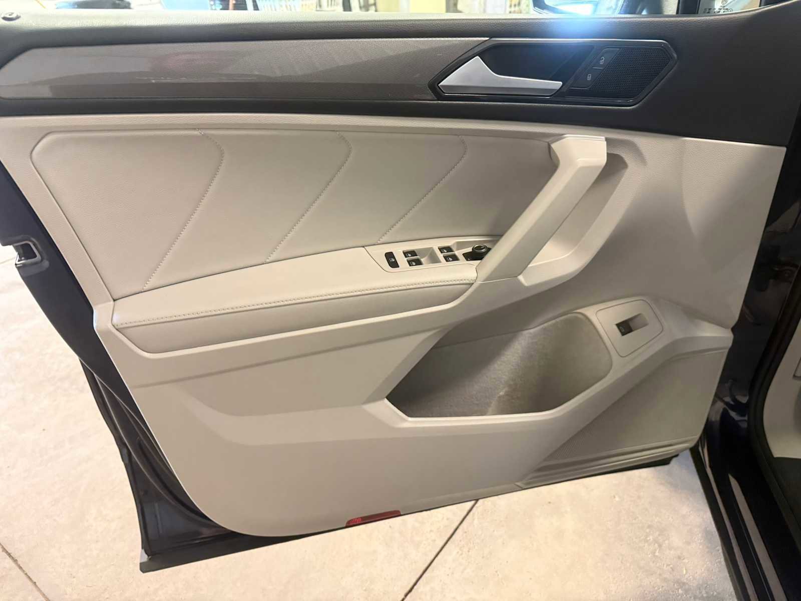 Certified 2024 Volkswagen Tiguan SE w/ Panoramic Sunroof Package AWD/4WD image 20