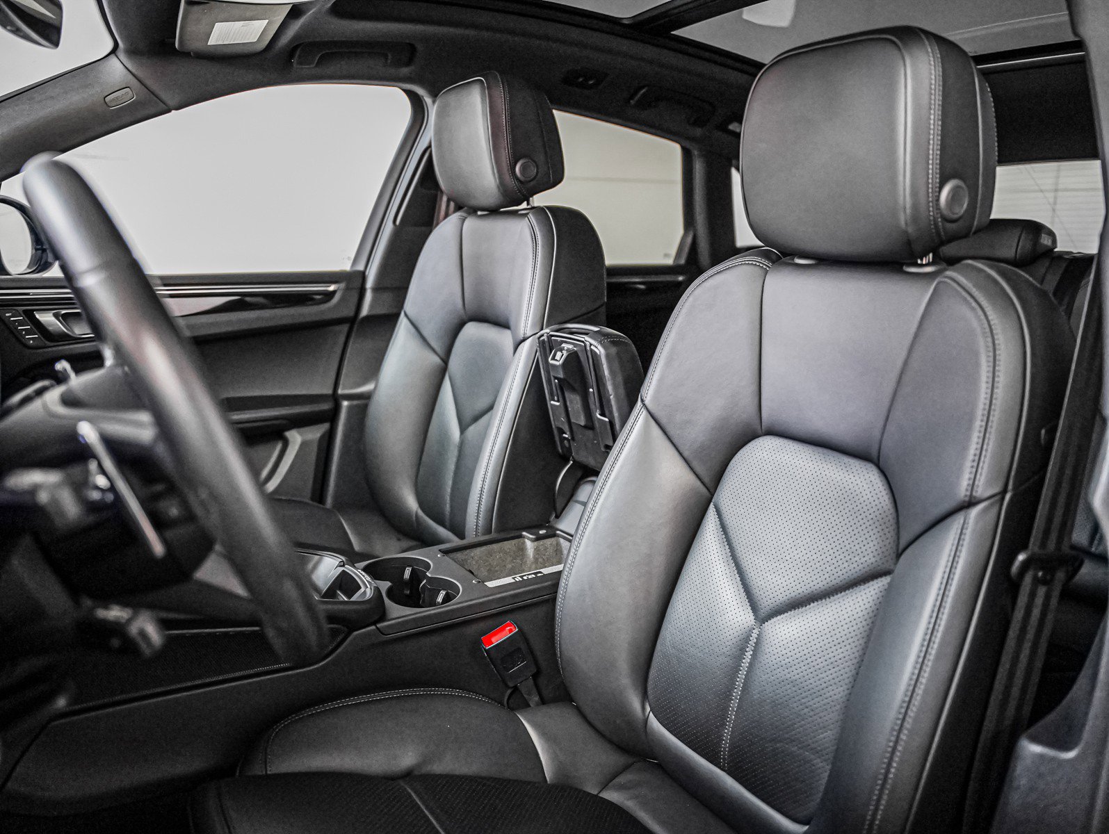 Certified 2024 Porsche Macan S image 5