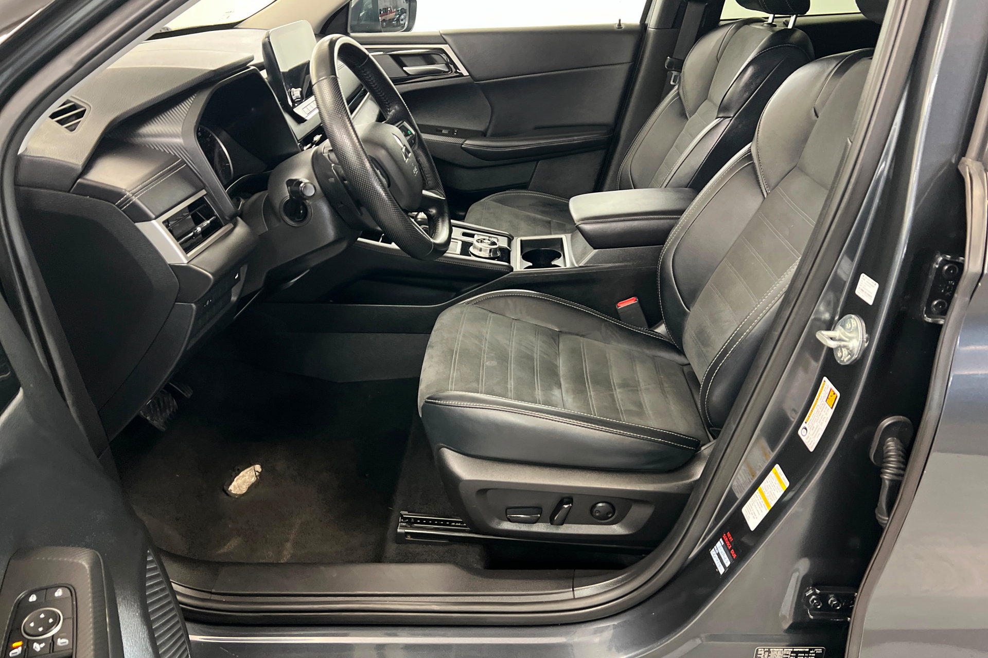 Used 2024 Mitsubishi Outlander FWD image 17