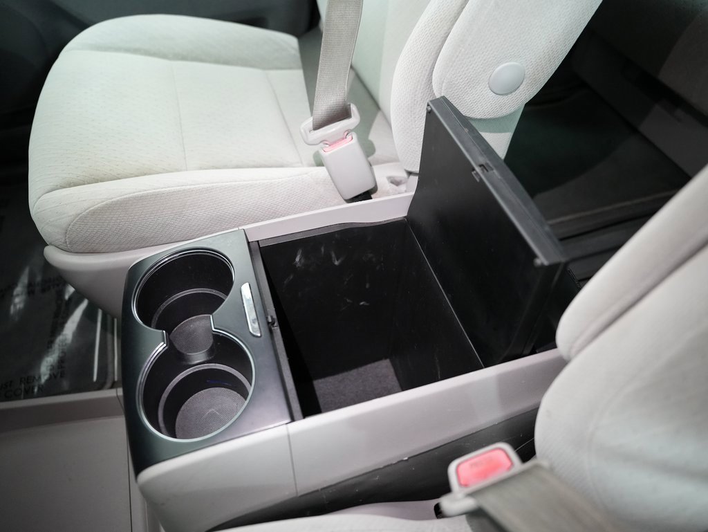 Used 2018 Toyota Sienna LE image 28