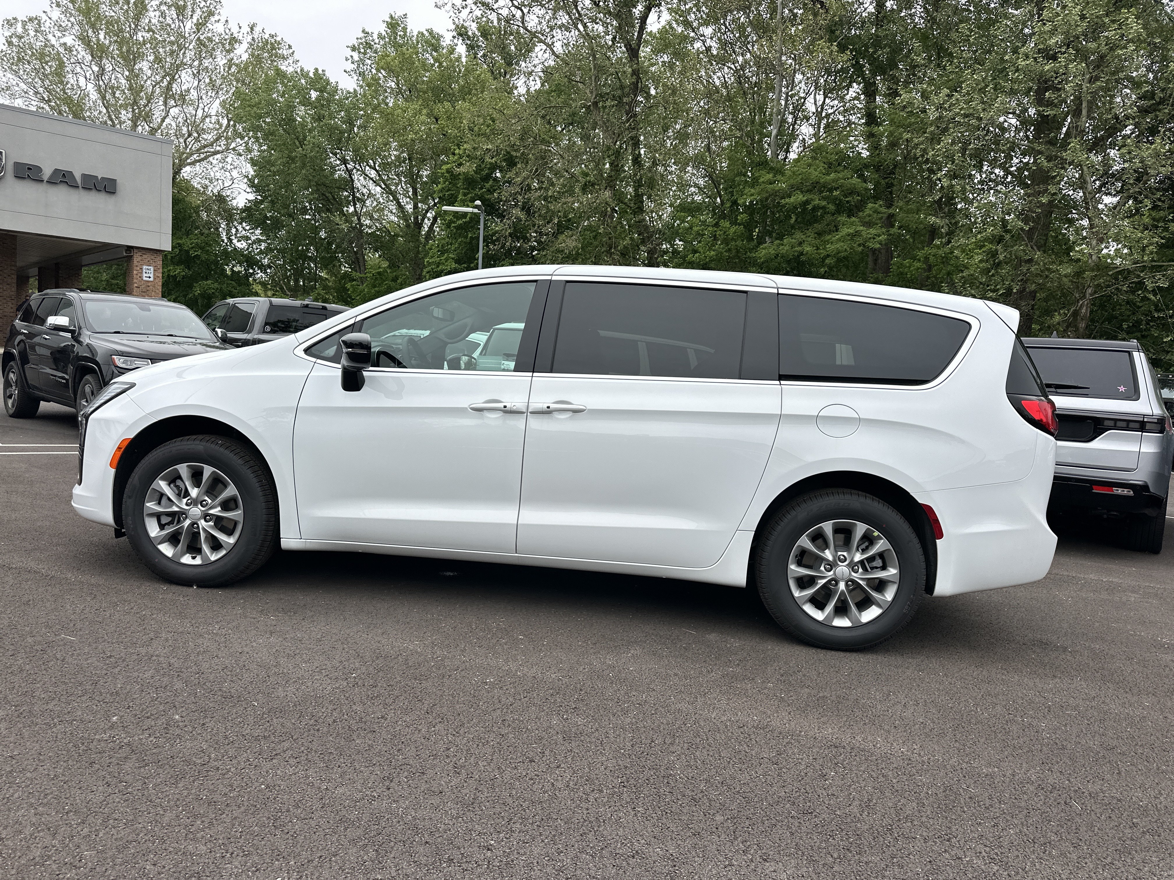 New 2027 Chrysler Pacifica Select AWD/4WD image 24