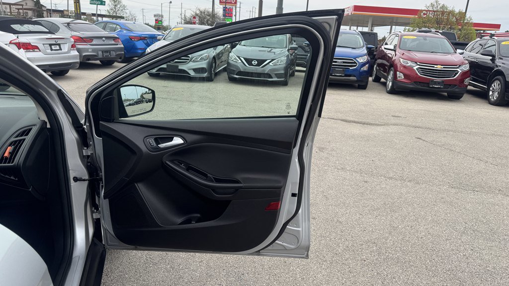 Used 2015 Ford Focus SE FWD image 25