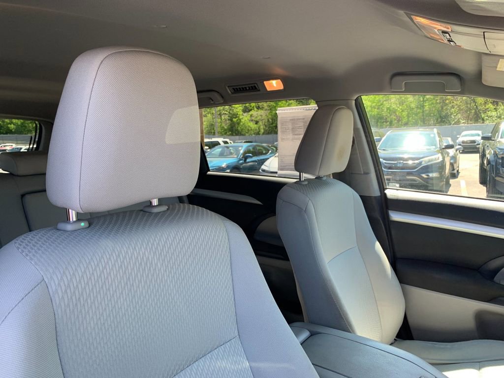 Used 2017 Toyota Highlander LE AWD/4WD image 20