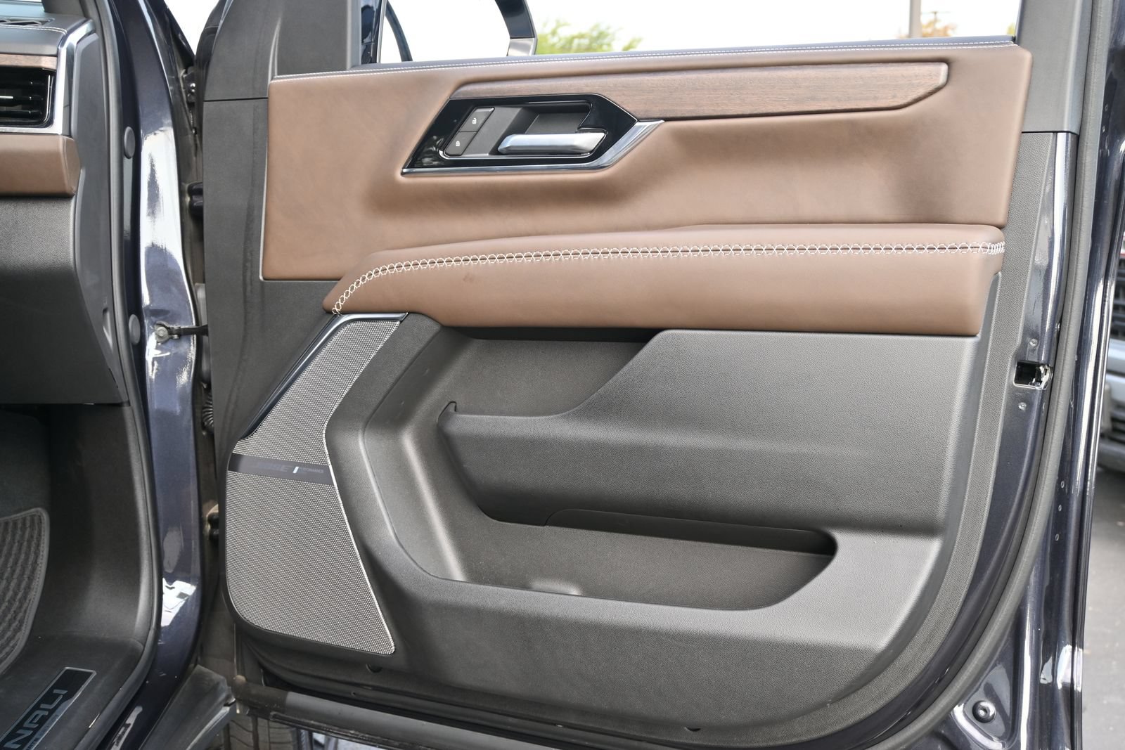 Used 2025 GMC Yukon Denali Ultimate AWD/4WD image 28