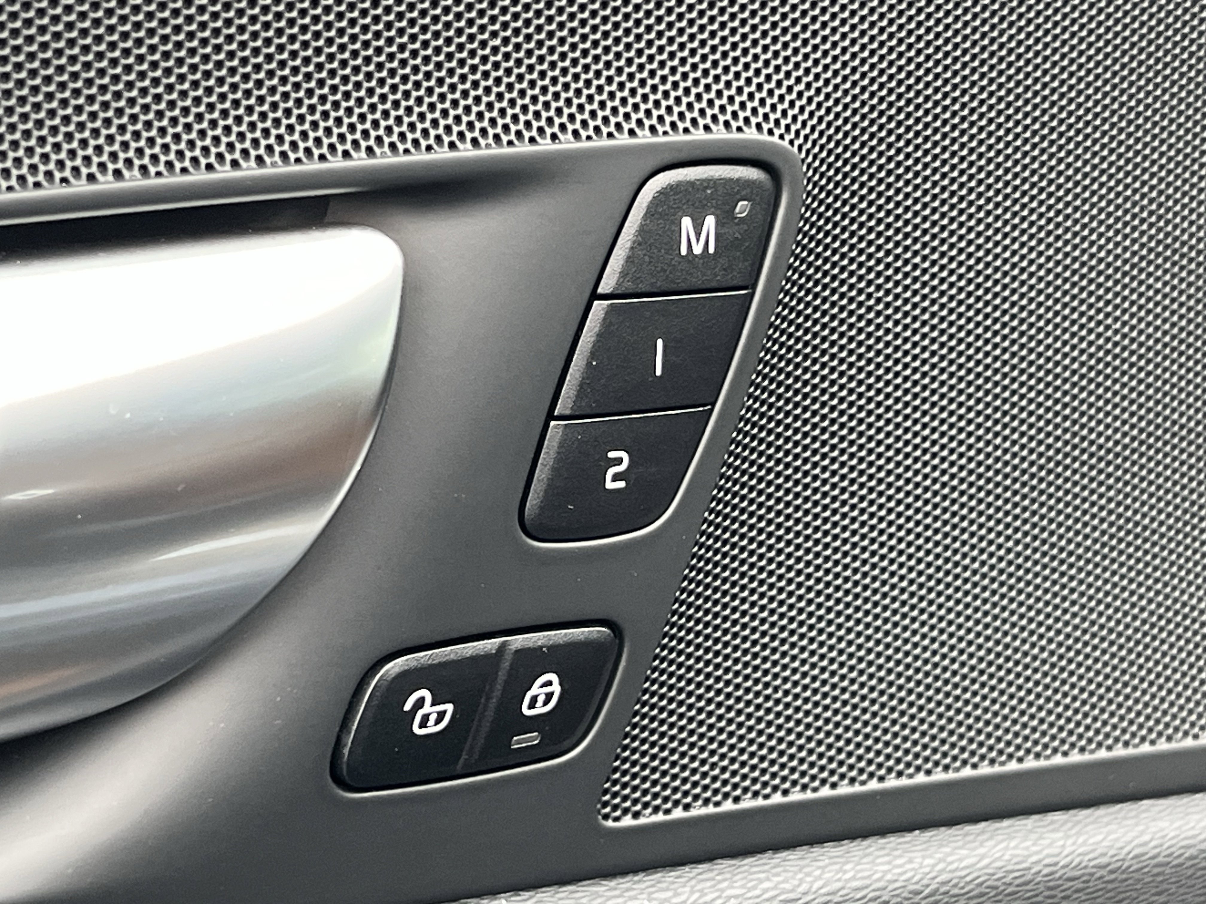 Used 2023 Volvo XC60 T8 Plus image 17