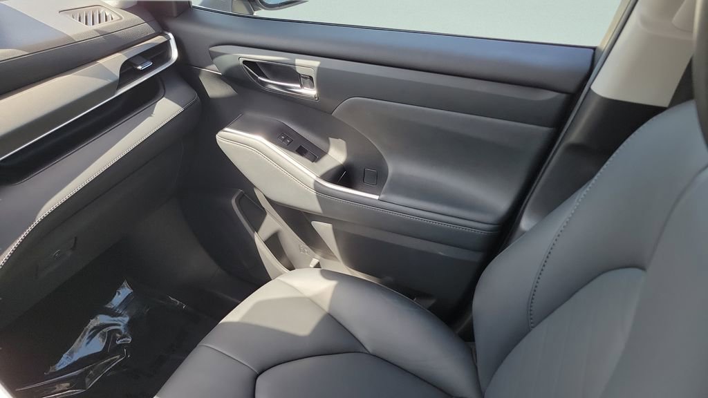 Used 2021 Toyota Highlander XLE image 13