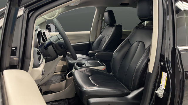 Used 2024 Chrysler Pacifica Touring-L FWD image 9