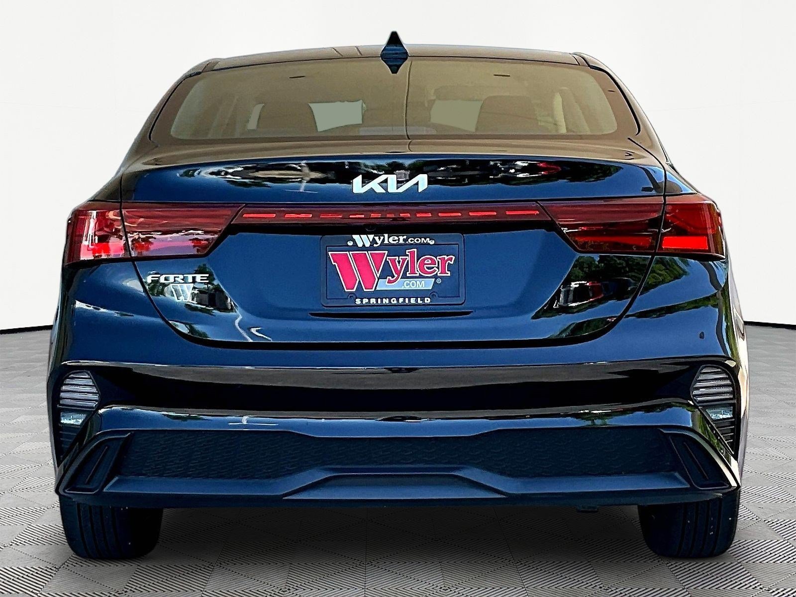 Used 2024 Kia Forte LXS w/ LXS Technology Package FWD image 5