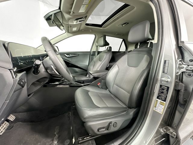 Used 2023 Kia Niro EX Touring image 3