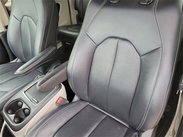 Used 2024 Chrysler Pacifica Touring-L image 11