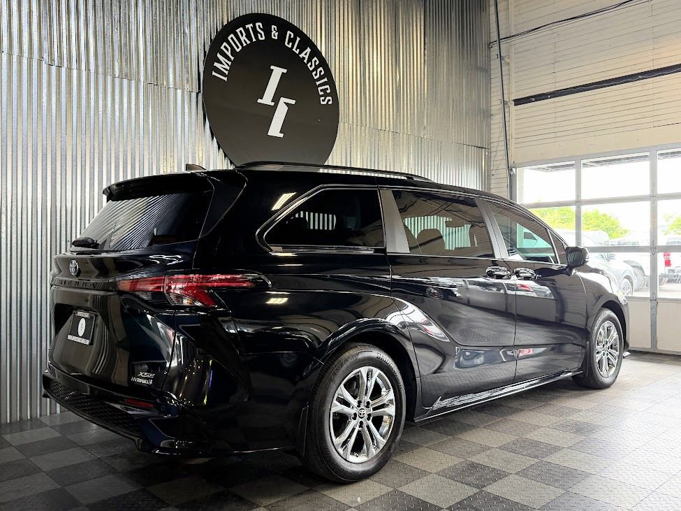 Used 2023 Toyota Sienna XSE AWD/4WD image 3