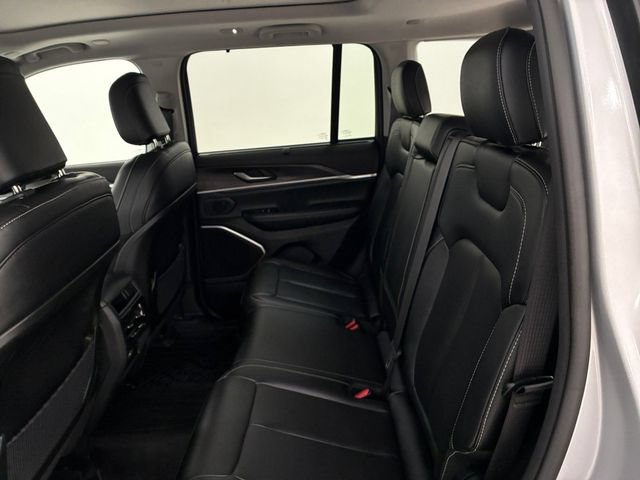 Used 2023 Jeep Grand Cherokee Limited w/ Luxury Tech Group II AWD/4WD image 18