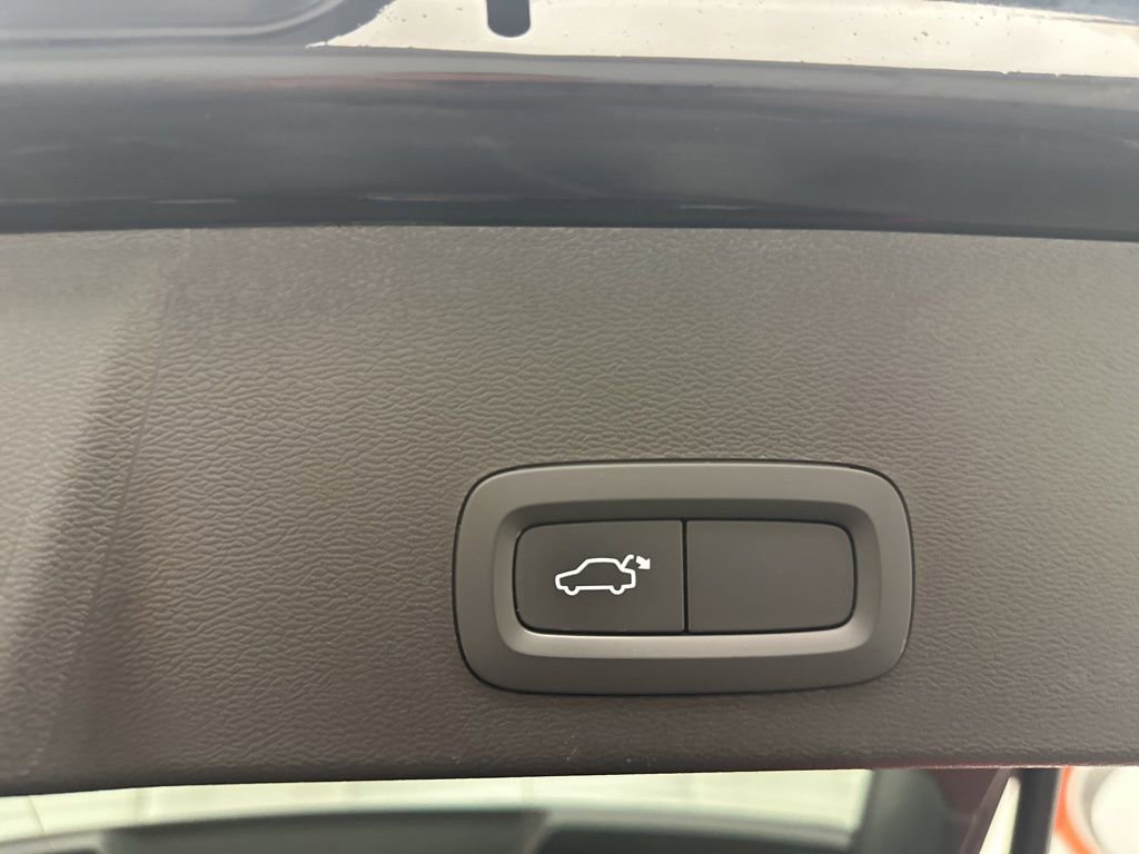 Used 2023 Volvo XC40 B5 Core image 27