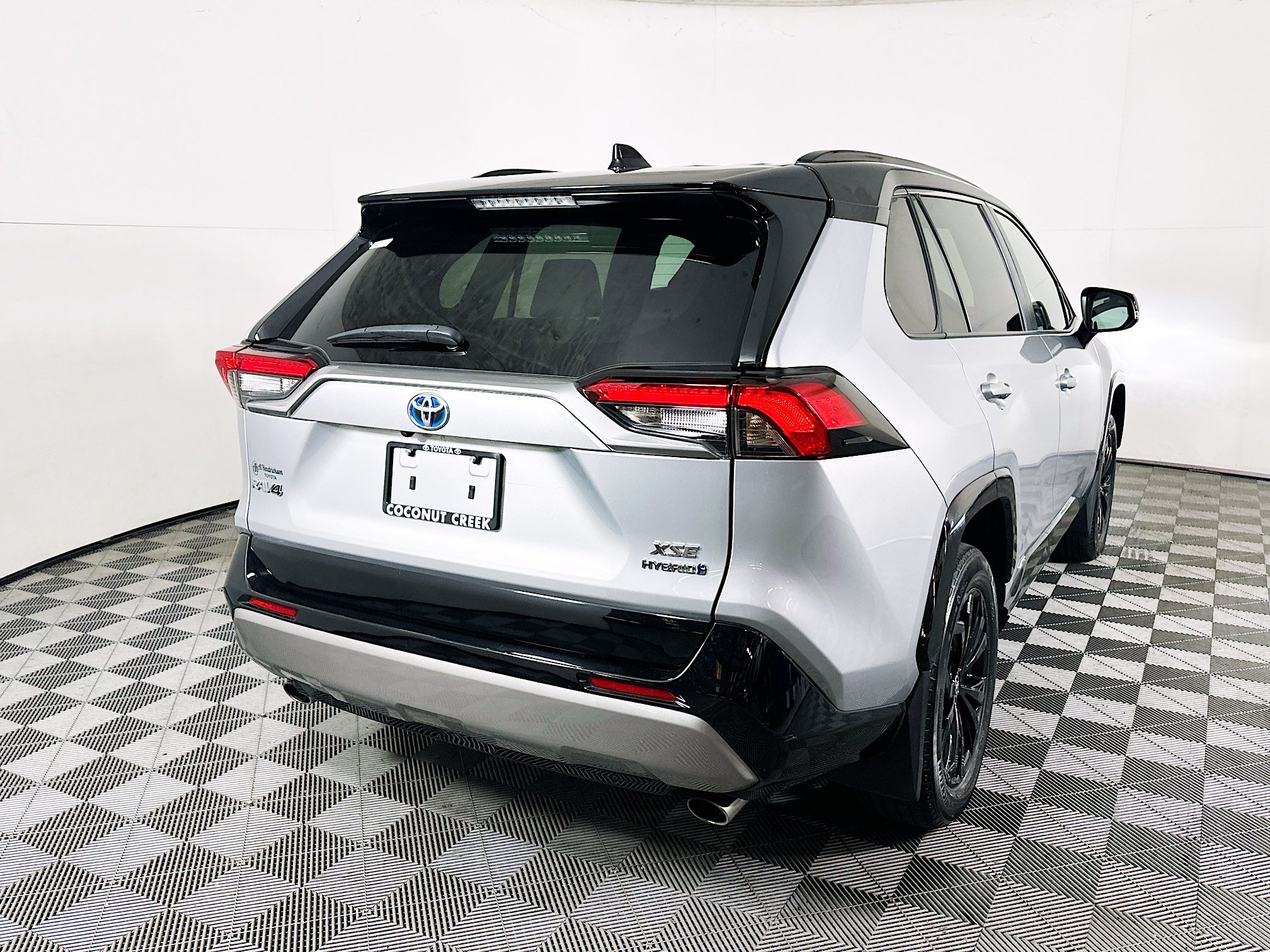 Used 2024 Toyota RAV4 XSE AWD/4WD image 3