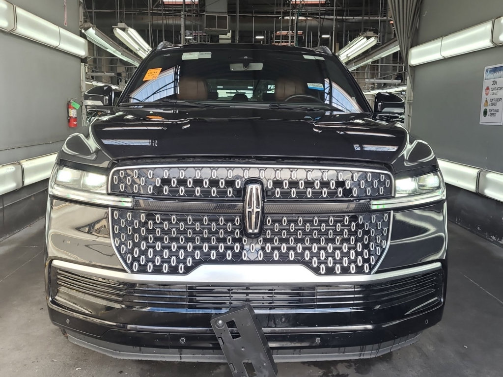 Used 2025 Lincoln Navigator Reserve AWD/4WD image 11