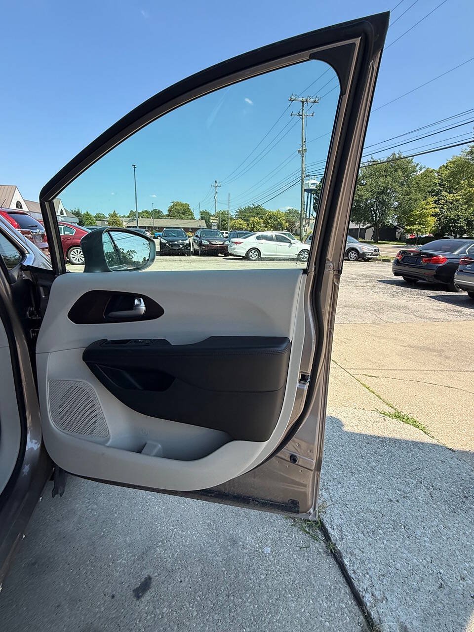 Used 2018 Chrysler Pacifica Limited w/ Tire & Wheel Group FWD image 7
