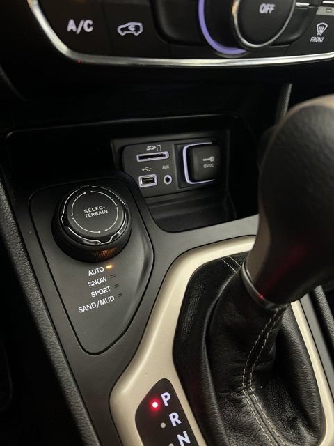 Certified 2017 Jeep Cherokee Latitude w/ Cold Weather Group AWD/4WD image 30