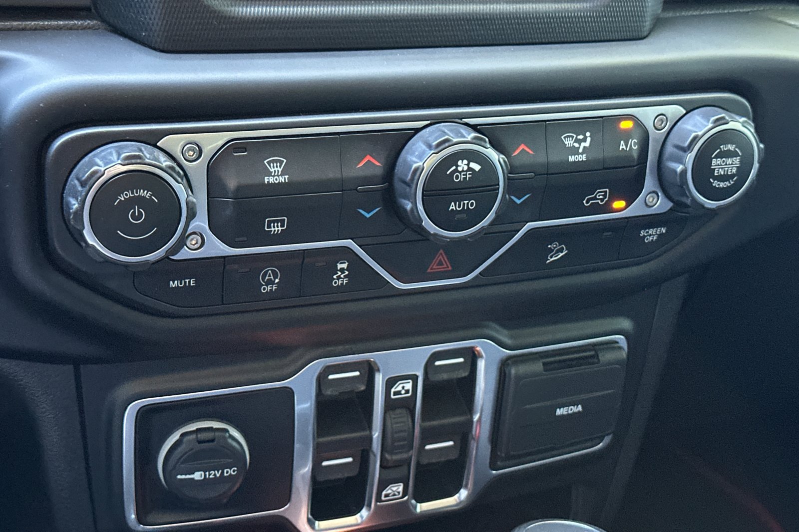 Used 2020 Jeep Wrangler Unlimited Sahara AWD/4WD image 17