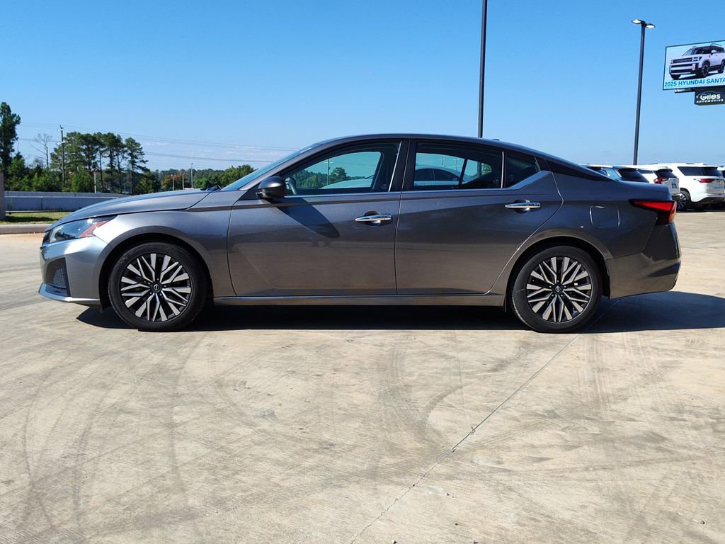 Used 2024 Nissan Altima 2.5 SV image 3