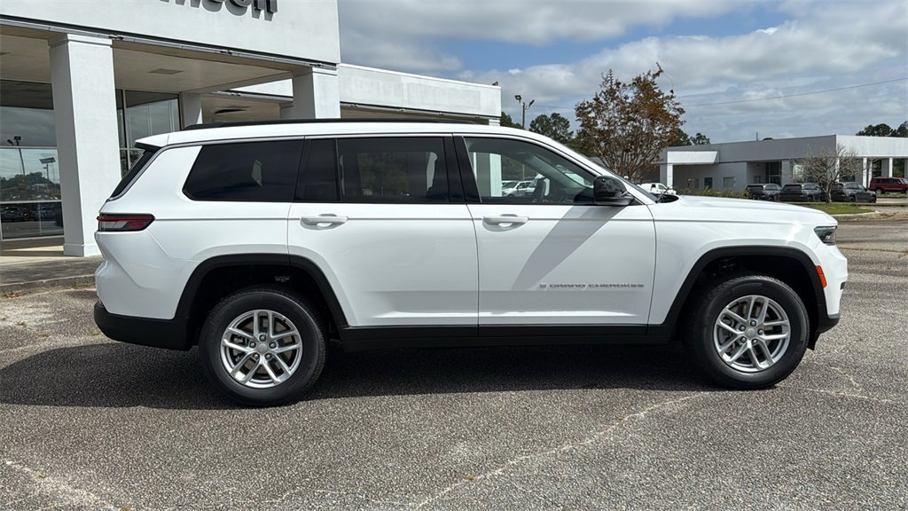 New 2025 Jeep Grand Cherokee L Laredo image 9