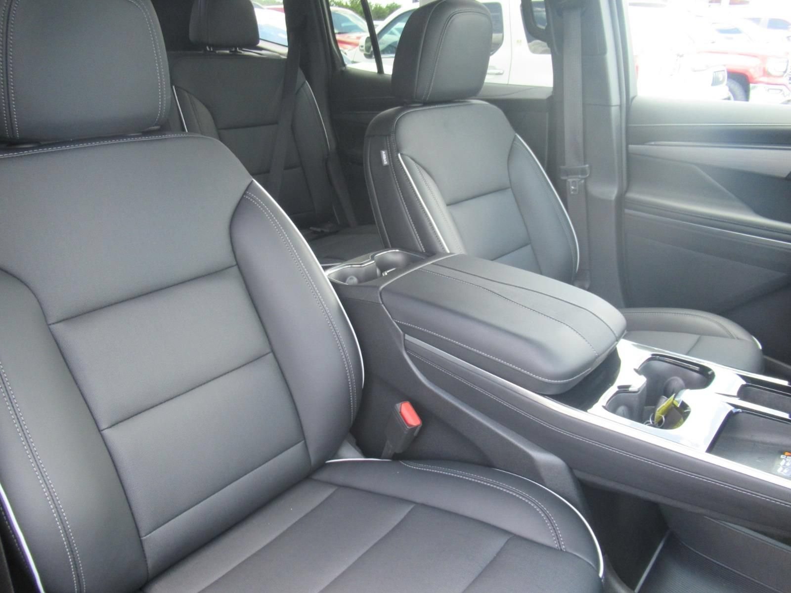 Used 2025 Buick Enclave Preferred AWD/4WD image 9