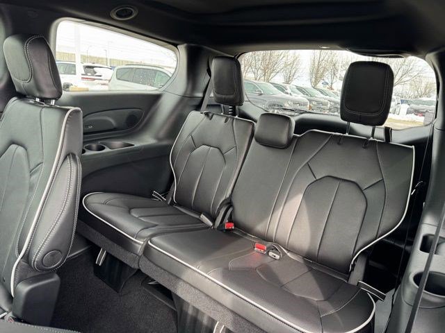 New 2026 Chrysler Pacifica Limited image 34