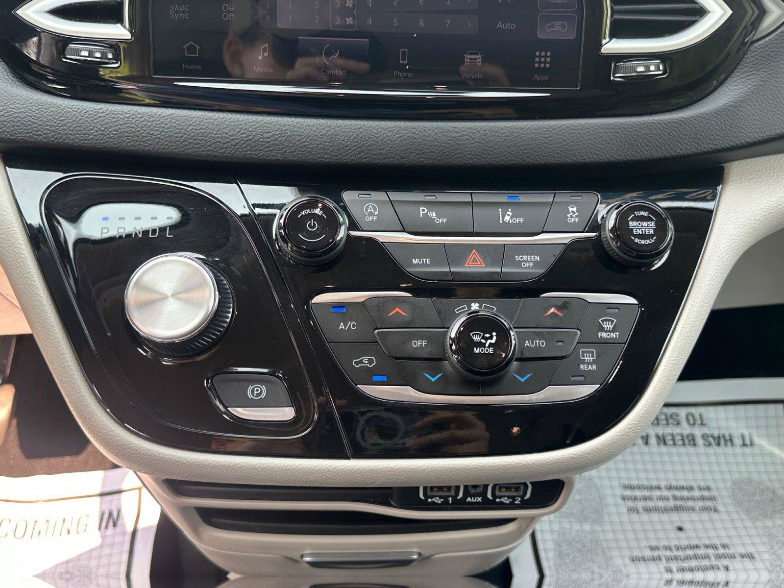 Used 2023 Chrysler Pacifica Touring-L FWD image 23