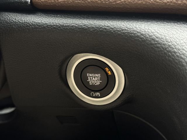 Used 2021 Chrysler Pacifica Limited w/ Uconnect Theater Family Group image 17