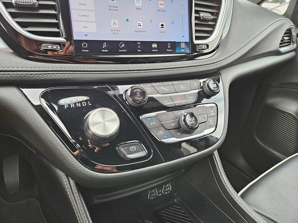 Used 2025 Chrysler Pacifica Limited FWD image 29