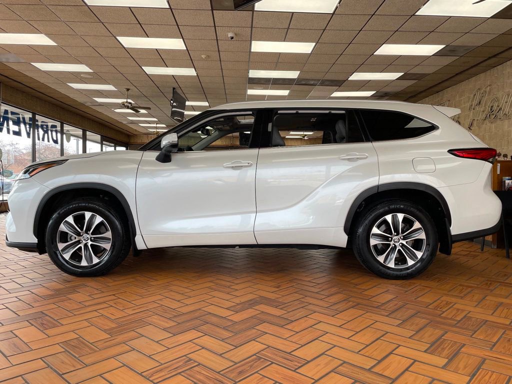 Used 2022 Toyota Highlander XLE AWD/4WD image 5