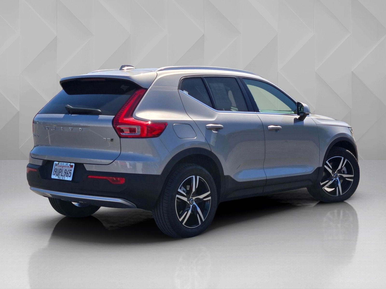 Used 2025 Volvo XC40 B5 Core AWD/4WD image 6