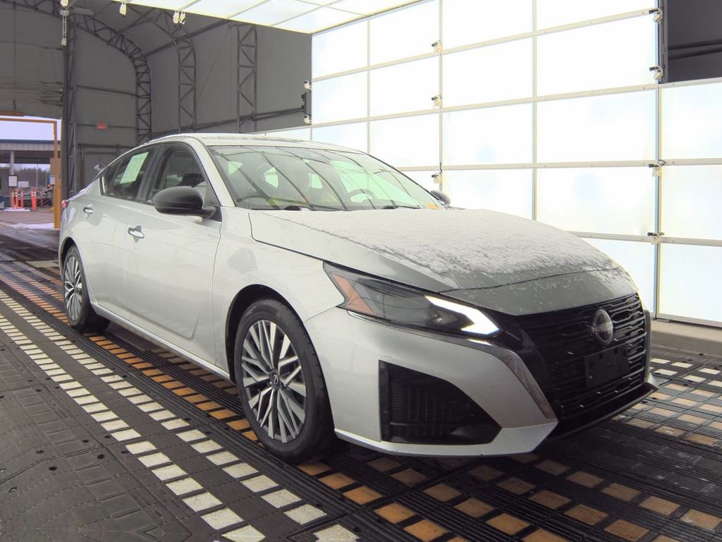 Used 2024 Nissan Altima 2.5 SV image 4