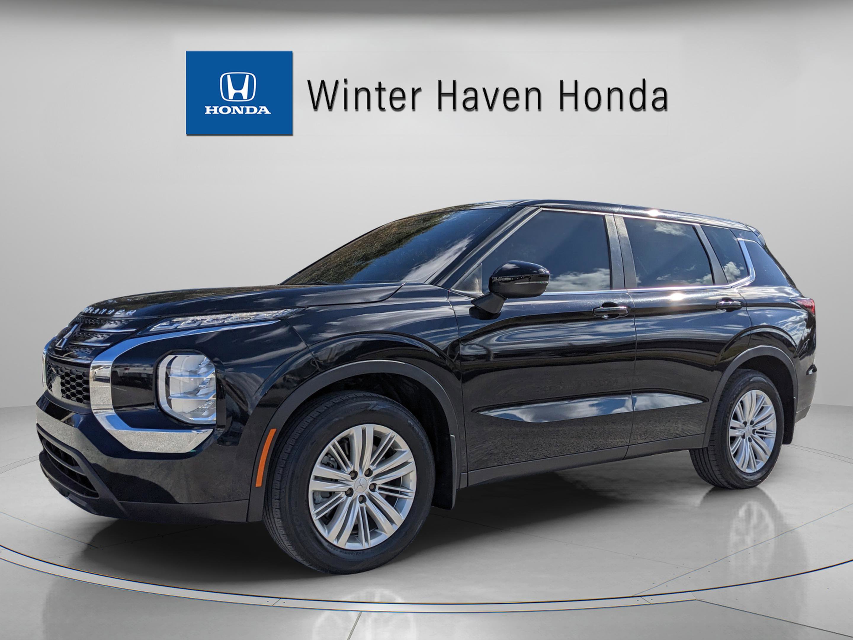 Used 2023 Mitsubishi Outlander ES image 2