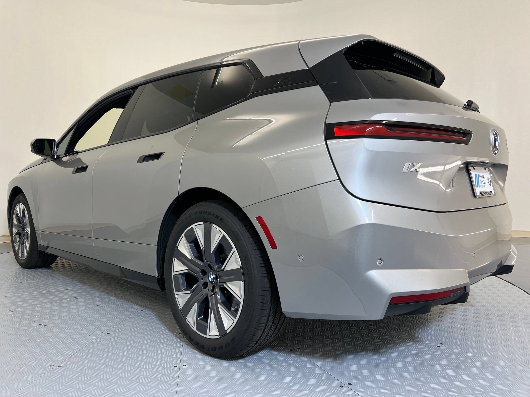 New 2026 BMW iX xDrive45 AWD/4WD image 3