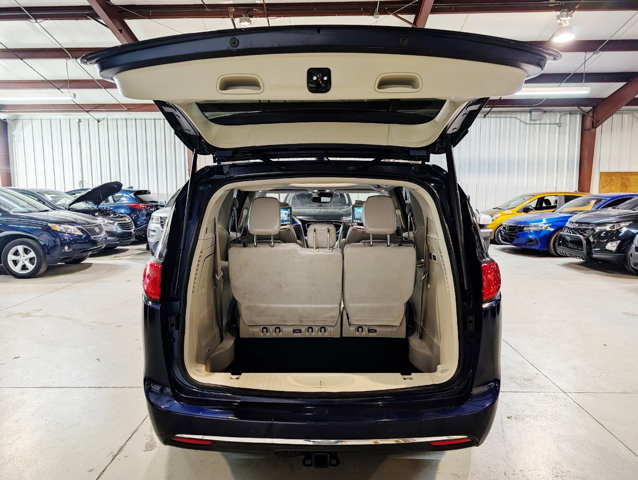 Used 2017 Chrysler Pacifica Limited image 26