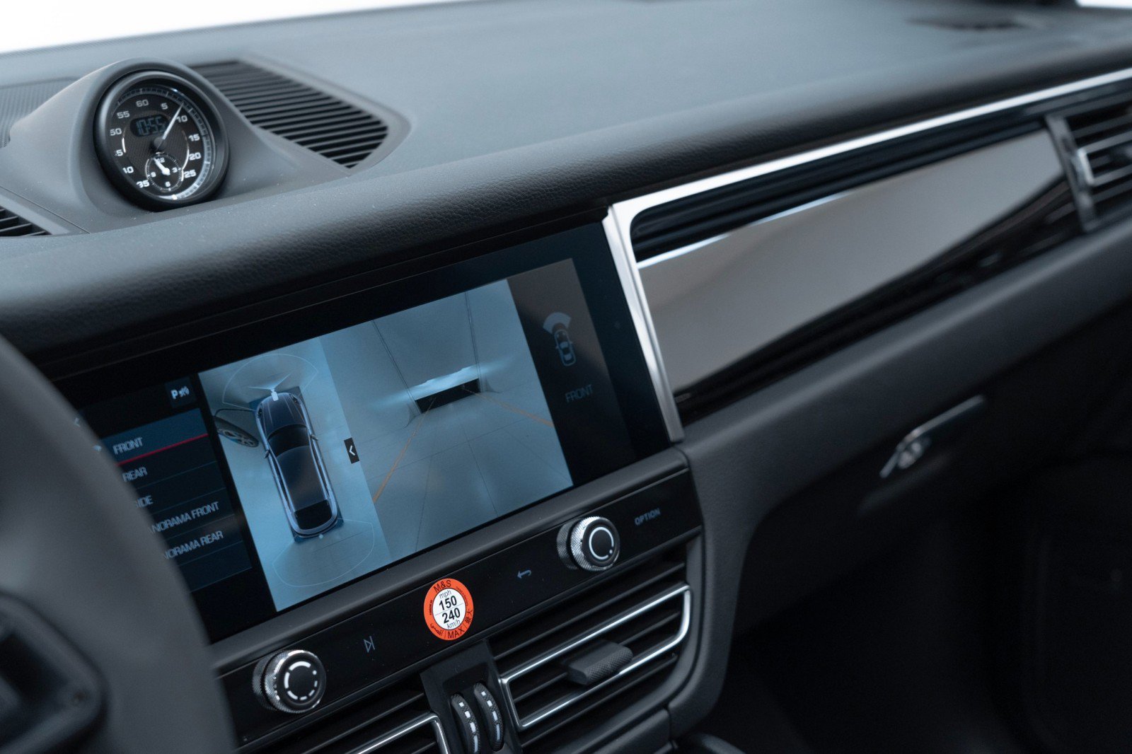 Certified 2025 Porsche Macan AWD/4WD image 27