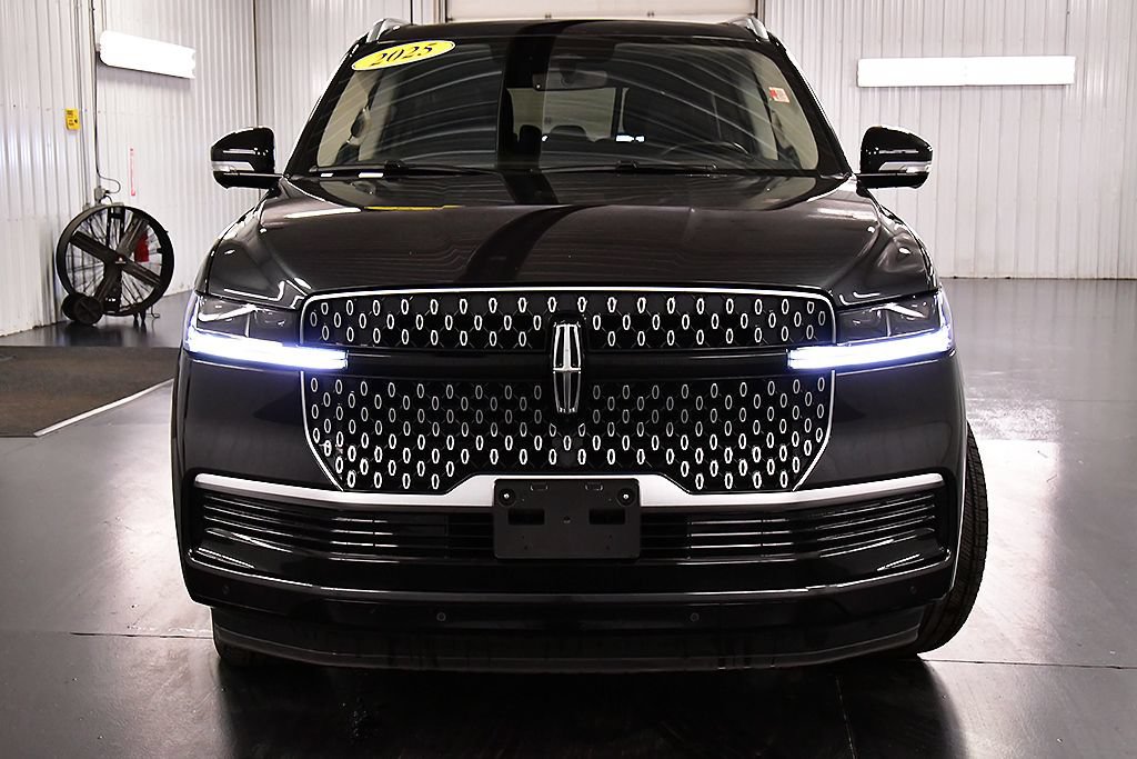 Used 2025 Lincoln Navigator Reserve AWD/4WD image 2