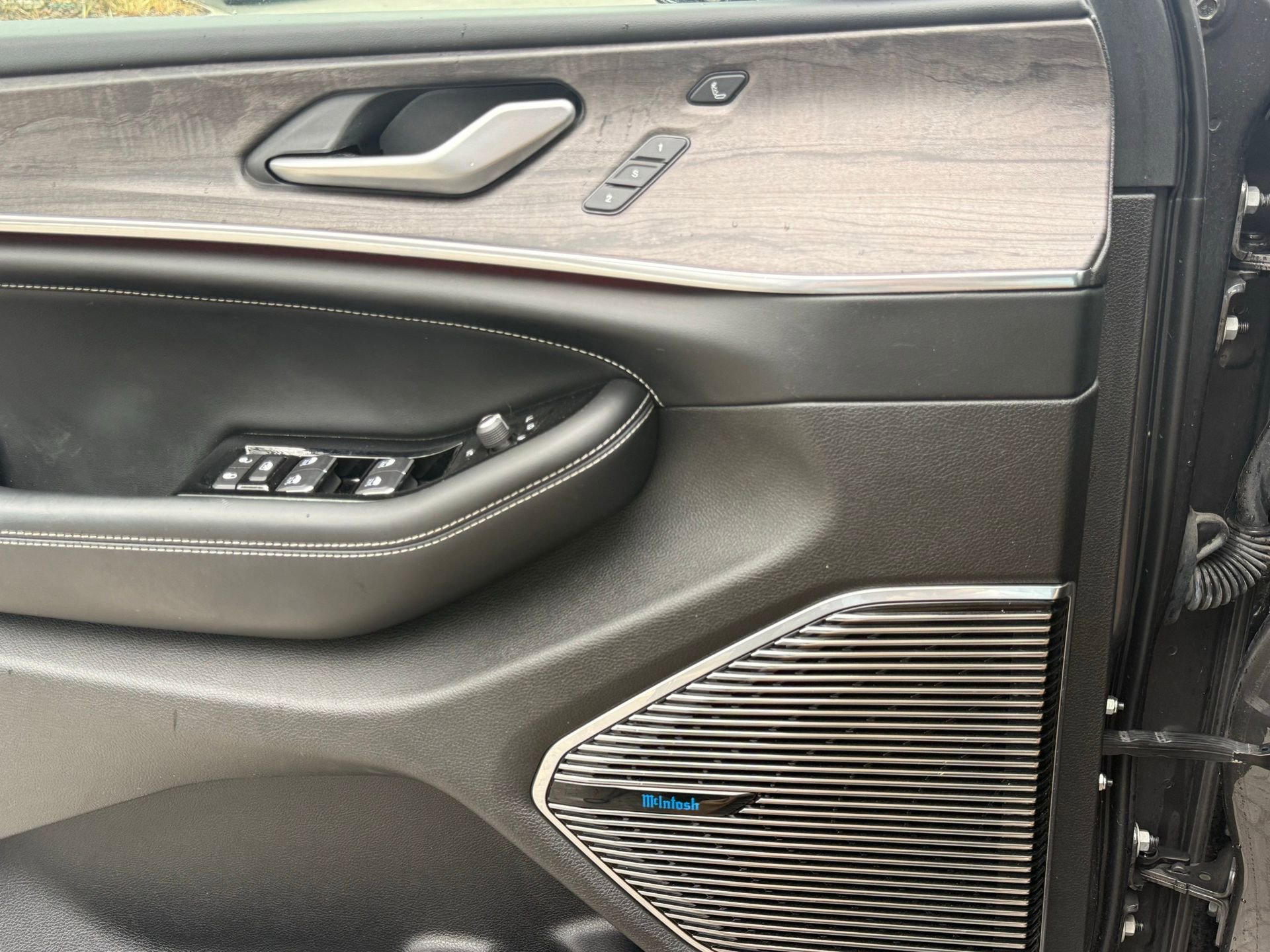 Used 2022 Jeep Grand Cherokee Overland w/ Advanced Protech Group III image 35