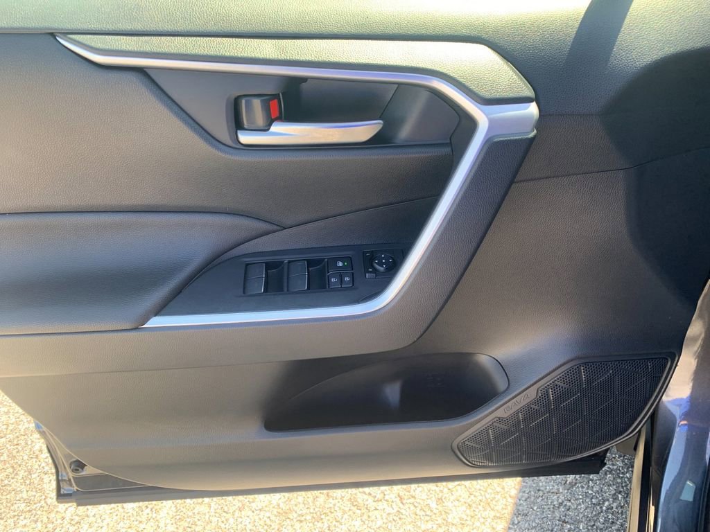 Used 2025 Toyota RAV4 XLE AWD/4WD image 12