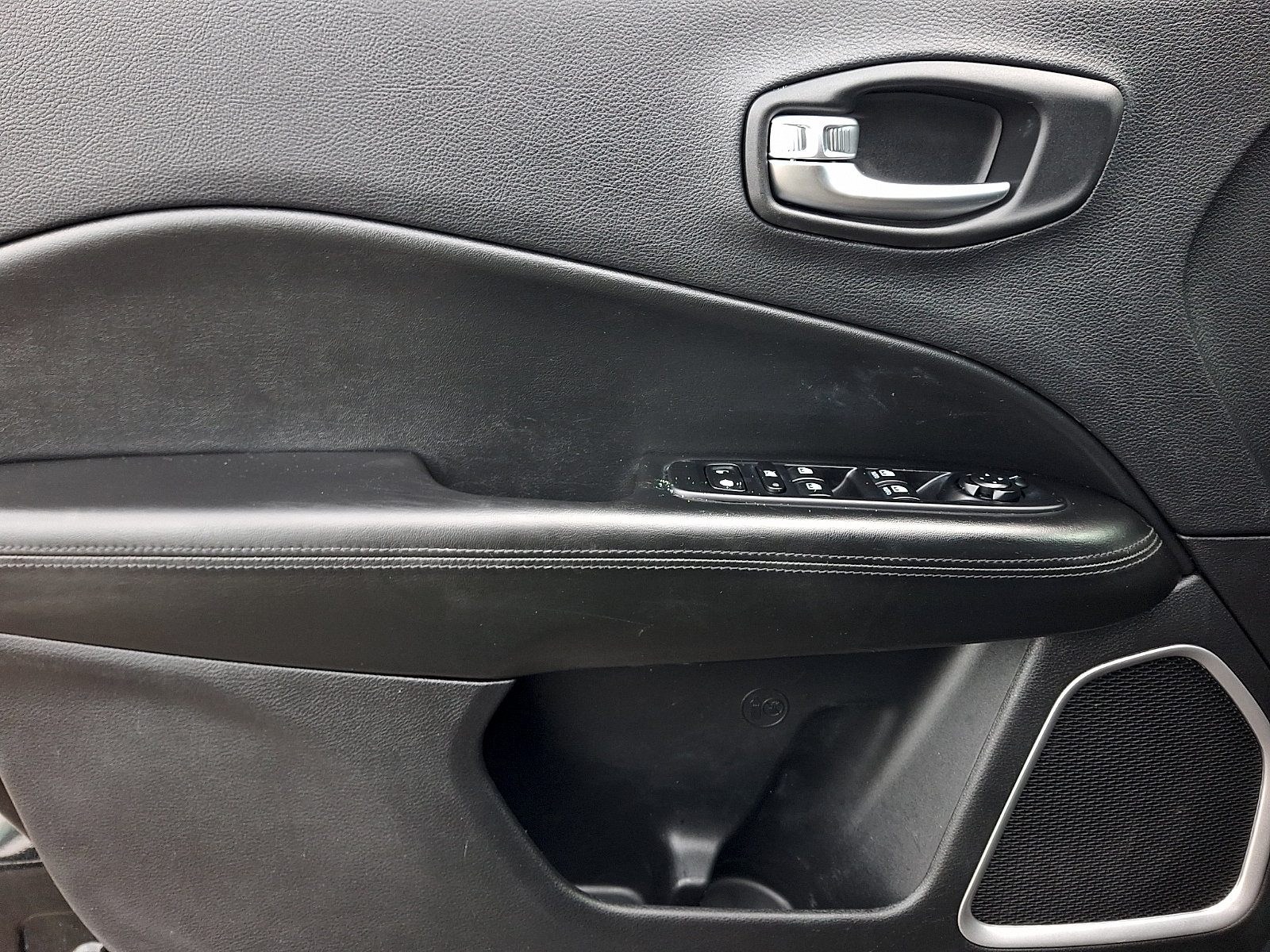 Used 2019 Jeep Compass Latitude FWD image 15