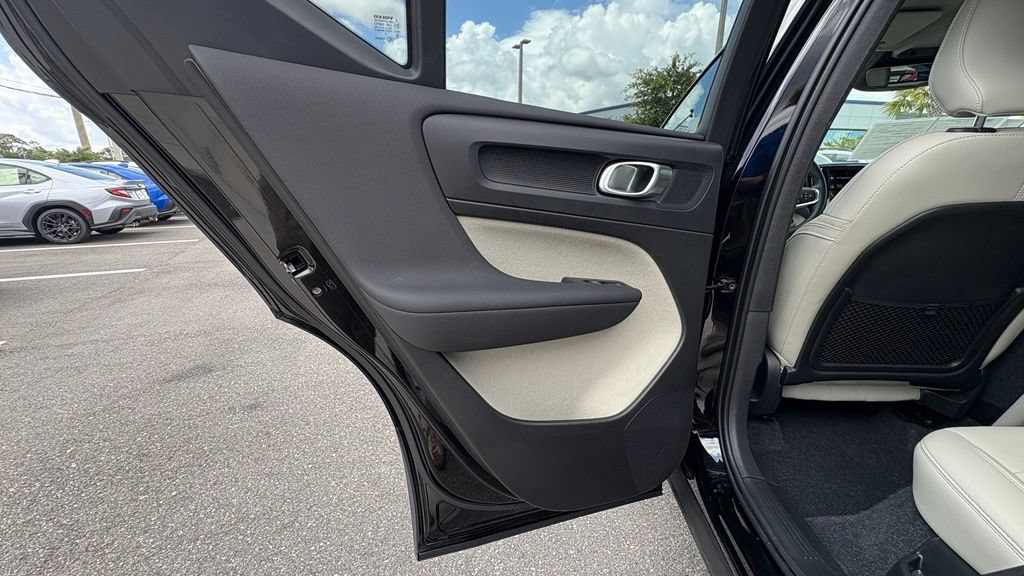 Used 2022 Volvo XC40 T4 Momentum FWD image 14