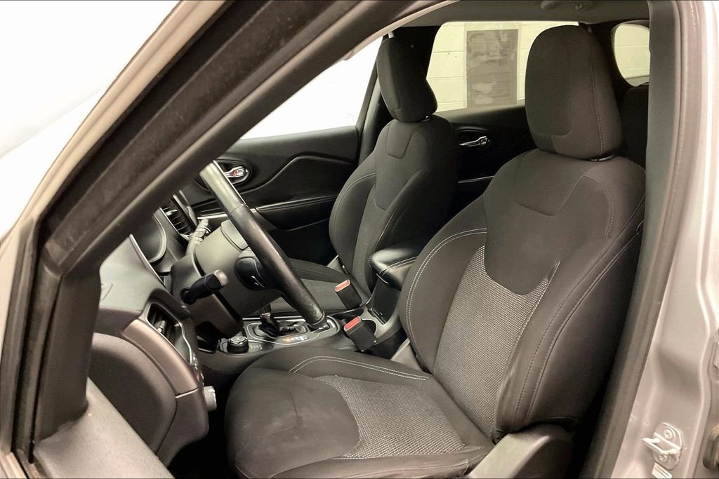 Used 2020 Jeep Cherokee Latitude w/ Cold Weather Group image 15