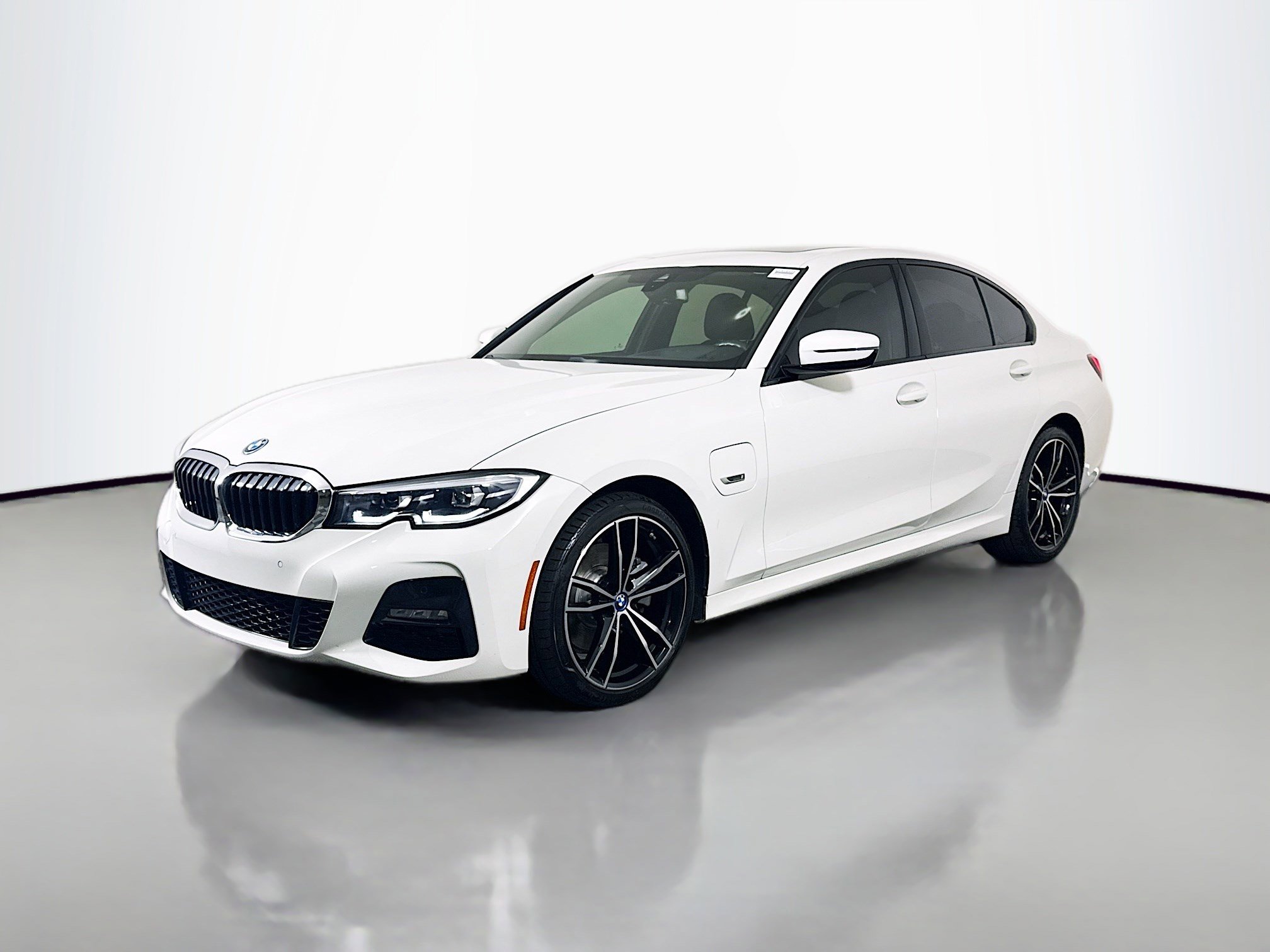 Used 2022 BMW 330e w/ M Sport Package image 4
