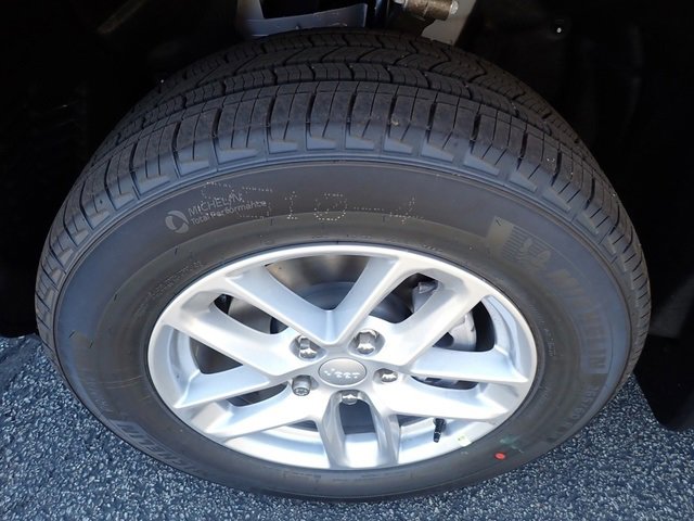 New 2025 Jeep Grand Cherokee Laredo w/ Luxury Tech Group I image 11