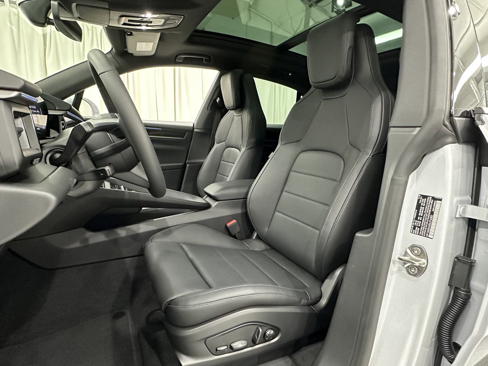 Certified 2025 Porsche Macan Electric image 31