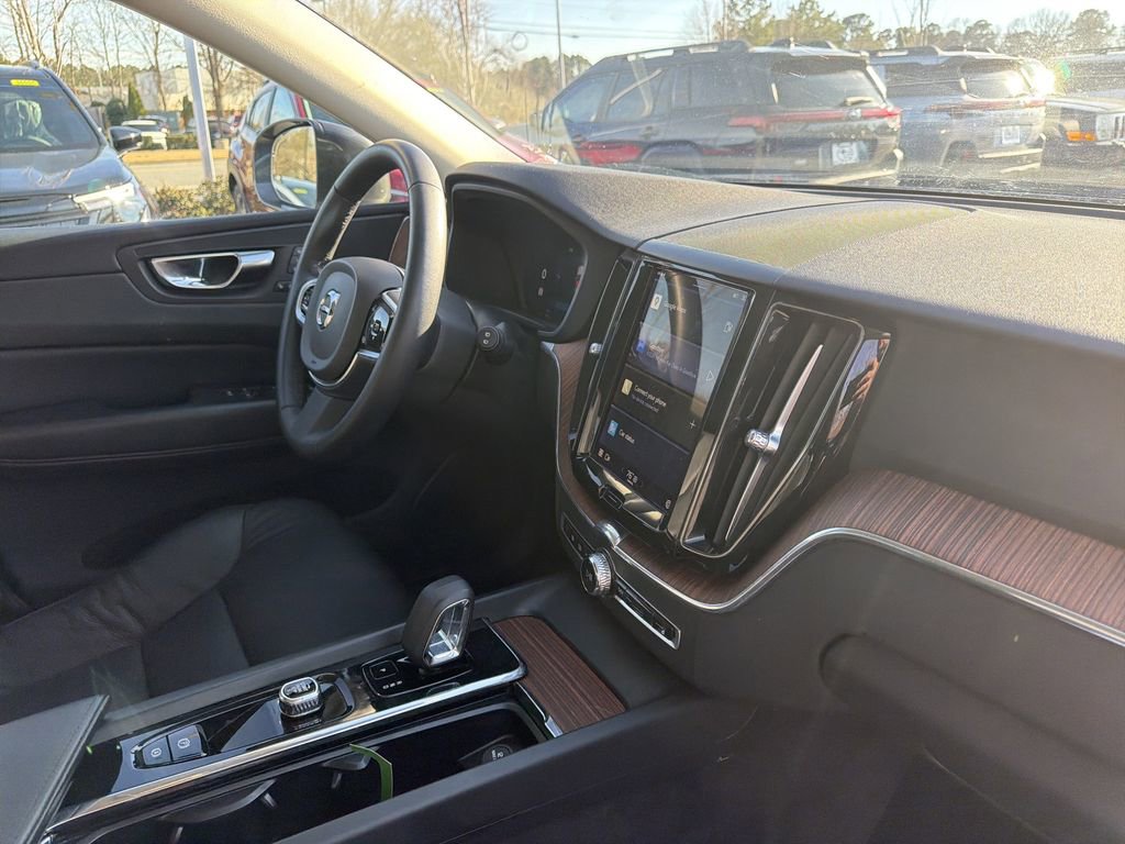 Used 2023 Volvo XC60 B5 Plus FWD image 18