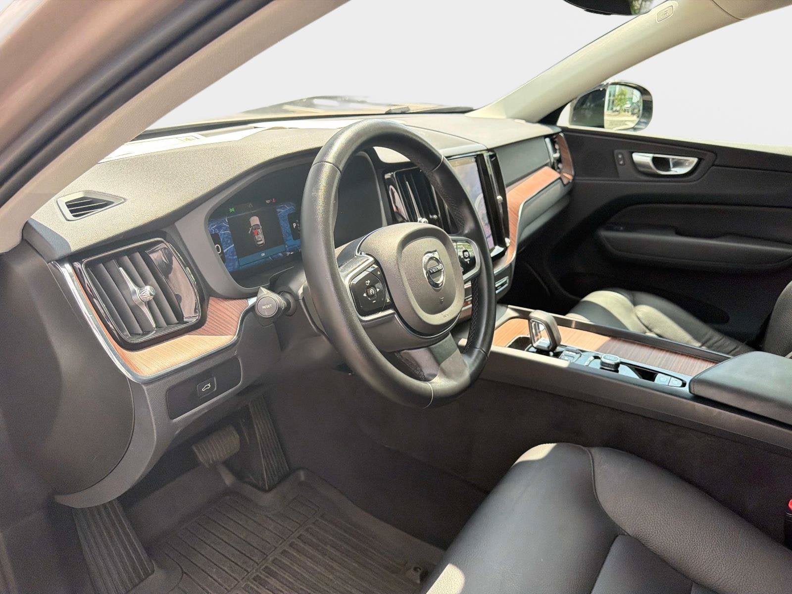 Certified 2024 Volvo XC60 B5 Plus w/ Protection Package Premier AWD/4WD image 23