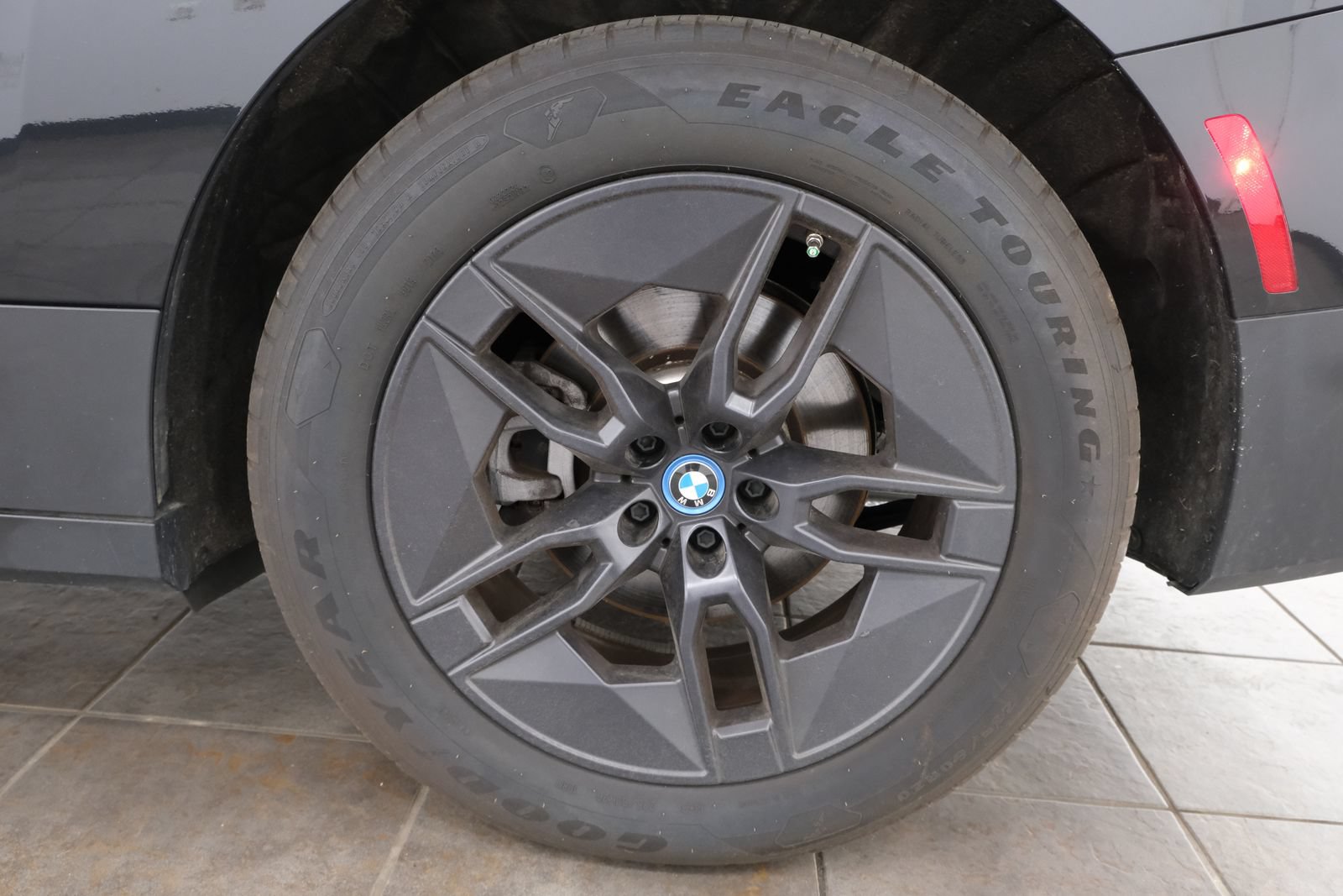 Used 2024 BMW iX xDrive50 w/ Premium Package AWD/4WD image 35